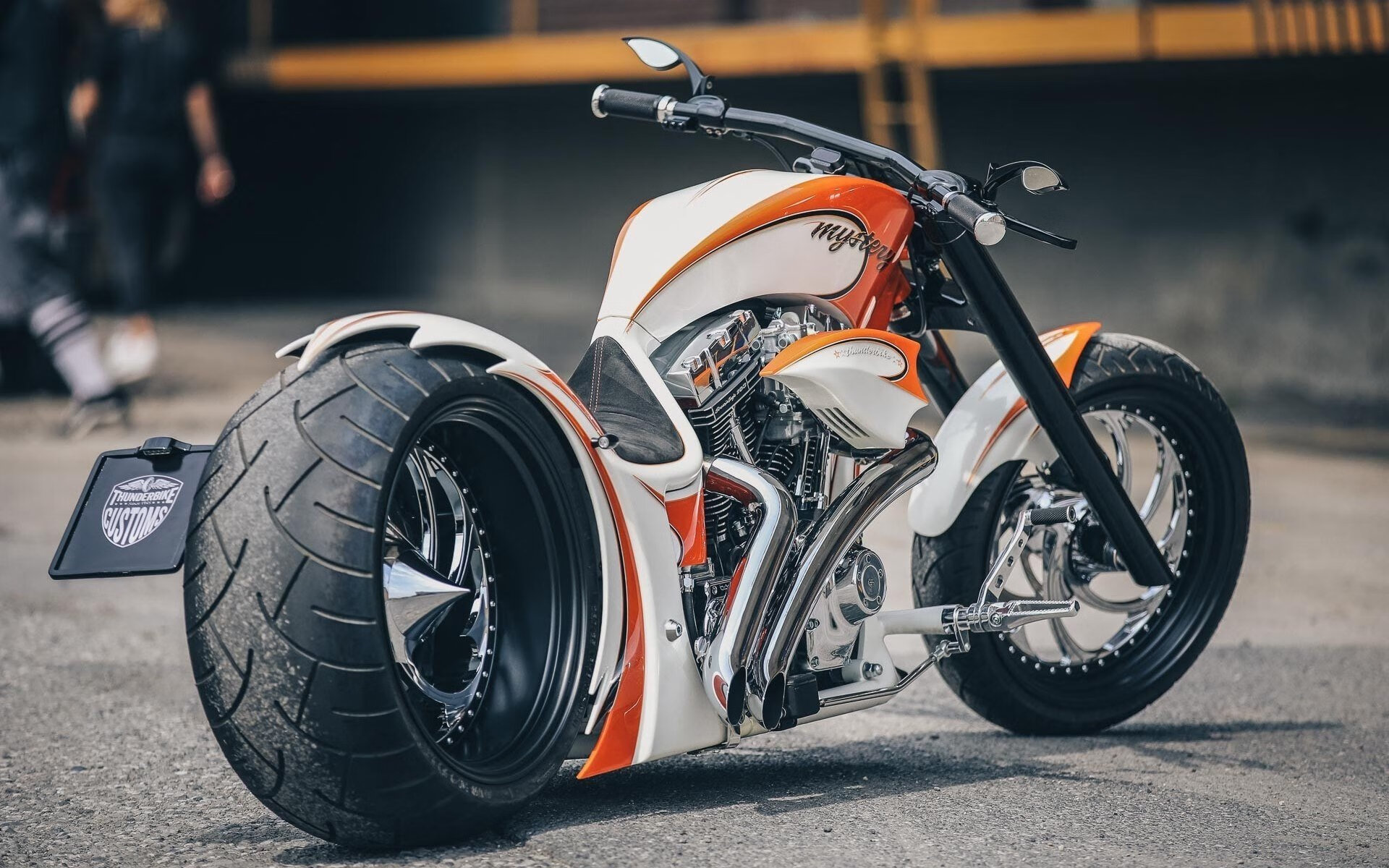 “豪车激烈飙驰：速度与激情的极致演绎”，速度激情赛车